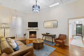 Belle Escapes - Glenelg Cottage by the Marina